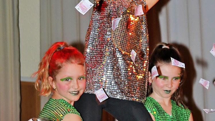 Die "Spasskasse" in Bad Maßbach raubten bei den Faschingsabenden die Girlskracher aus. Foto: Dieter Britz