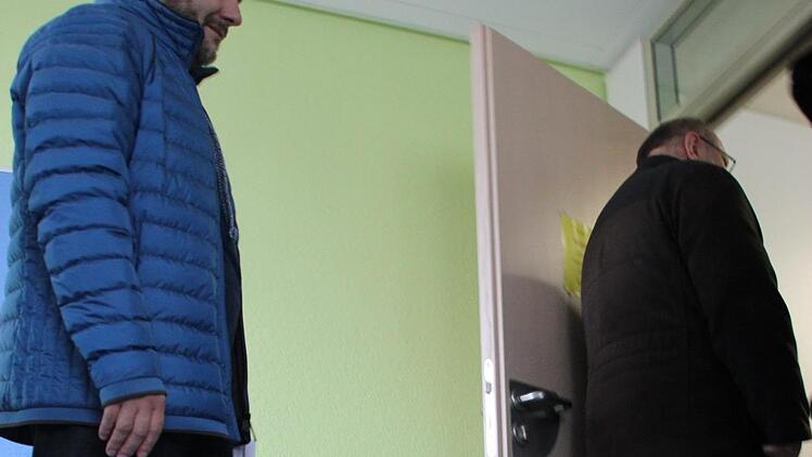 Mitglieder des Jugendhilfeausschusses schauten sich die Einrichtung an.