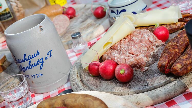 Auf Bierkellern darf man traditionell selbst eine Brotzeit mitbringen, das hat mit der Geschichte der ausgelagerten Brauerei-Keller zu tun. Und in Biergärten? Da drücken die Wirte häufig ein Auge zu, meistens kommen die Gäste ja eh für die hauseigenen Brotzeitteller.  Foto: Matthias Hoch