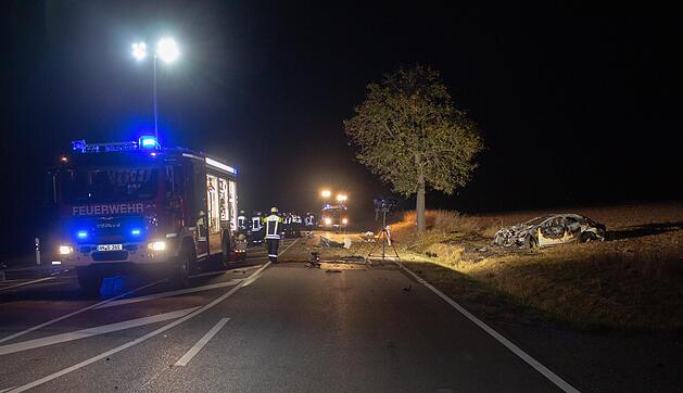 T&ouml;dlicher Unfall im Kreis Ansbach: Junge Autofahrerin prallt gegen Baum und stirbt - Auto geht in Flammen auf