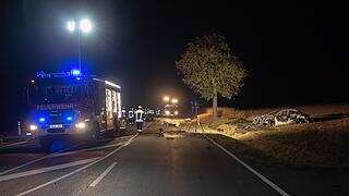 T&ouml;dlicher Unfall im Kreis Ansbach: Junge Autofahrerin prallt gegen Baum und stirbt - Auto geht in Flammen auf