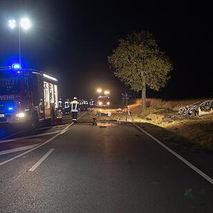 Tödlicher Unfall im Kreis Ansbach: Junge Autofahrerin prallt gegen Baum und stirbt - Auto geht in Flammen auf
