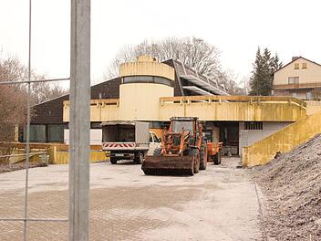 Mit einem Bauzaun ist das Hallenbadgelände jetzt abgesperrt. Mitarbeiter des Bauhofs haben die Aufgabe das Gebäude auszuräumen.Heike Beudert