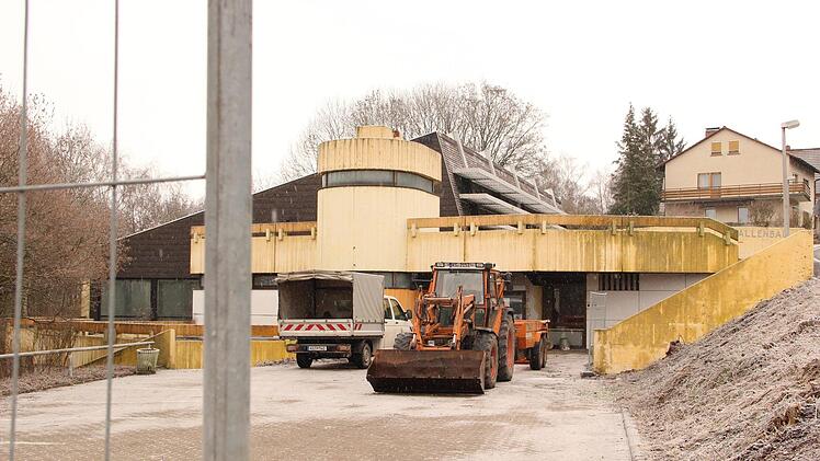Mit einem Bauzaun ist das Hallenbadgelände jetzt abgesperrt. Mitarbeiter des Bauhofs haben die Aufgabe das Gebäude auszuräumen.Heike Beudert