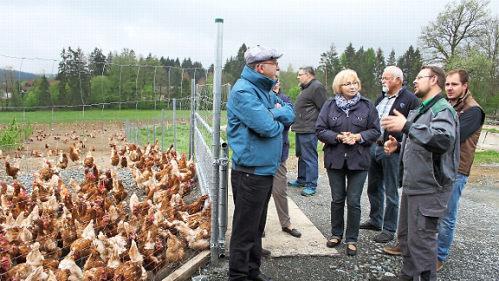 Die Mitglieder der W&auml;hlergemeinschaft Marktleugast statteten dem Bioh&uuml;hnerhof Haas einen Besuch ab. Foto: Sonny Adam