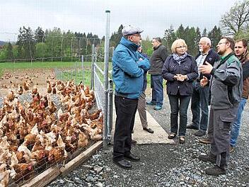 Die Mitglieder der W&auml;hlergemeinschaft Marktleugast statteten dem Bioh&uuml;hnerhof Haas einen Besuch ab. Foto: Sonny Adam