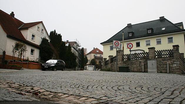 Saniert werden soll die Dr.-Bullinger-Stra&szlig;e in Burgkunstadt im n&auml;chsten Jahr. Fotos: Gerhard Herrmann