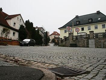 Saniert werden soll die Dr.-Bullinger-Straße in Burgkunstadt im nächsten Jahr. Fotos: Gerhard Herrmann