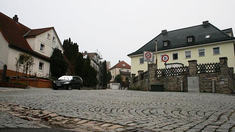 Saniert werden soll die Dr.-Bullinger-Straße in Burgkunstadt im nächsten Jahr. Fotos: Gerhard Herrmann