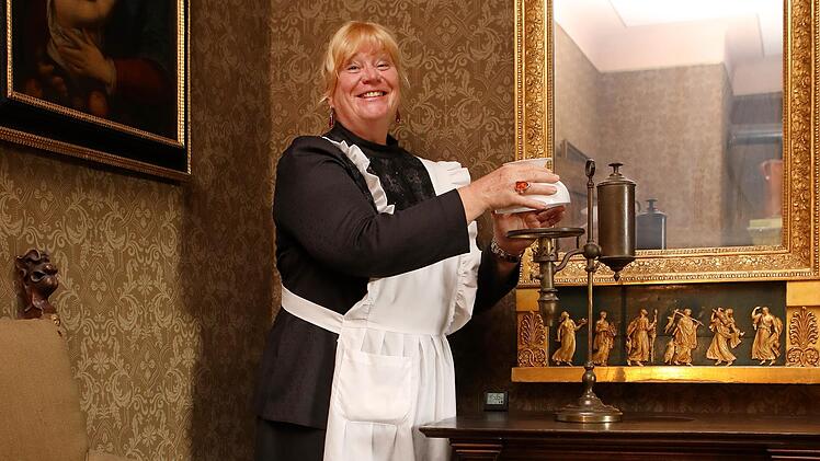 Regina Steidle als Bismarcks Zofe Marie in der historischen Bismarckwohnung.