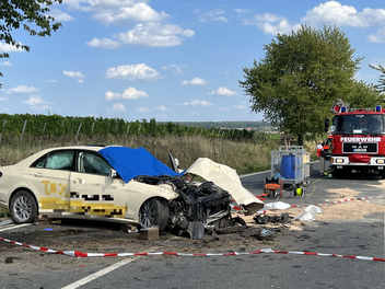 Taxi kommt von Fahrbahn - 18-Jähriger stirbt noch an Unfallstelle