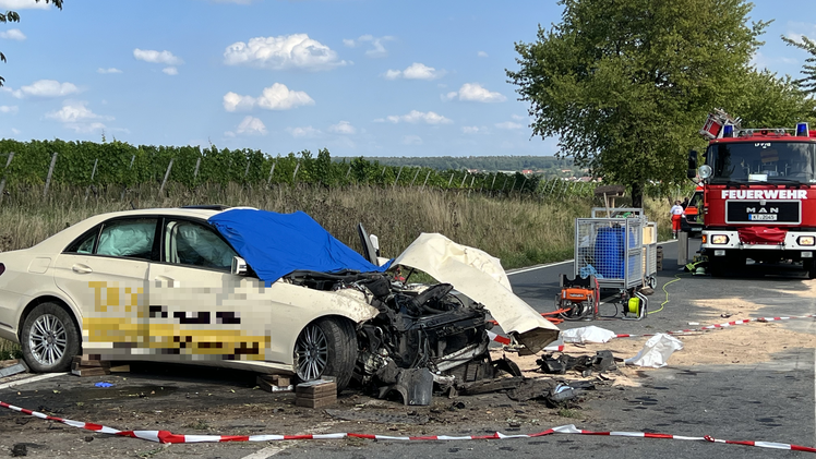Taxi kommt von Fahrbahn - 18-Jähriger stirbt noch an Unfallstelle