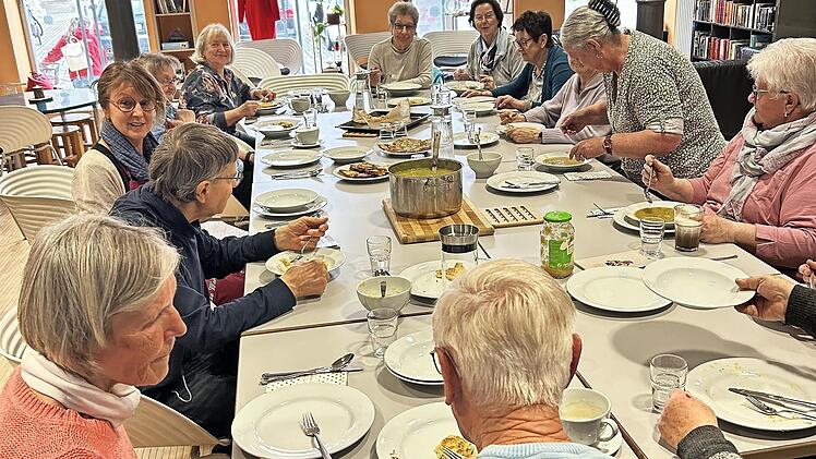 Ein sch&ouml;ner Abschluss: Beim gemeinsamen Essen im Caf&eacute; Bistro &bdquo;Offener Treff&ldquo; stehen Genuss, Austausch und Gemeinschaft im Mittelpunkt.