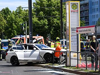 Schwerer Autounfall an Tramhaltestelle in Prenzlauer Berg