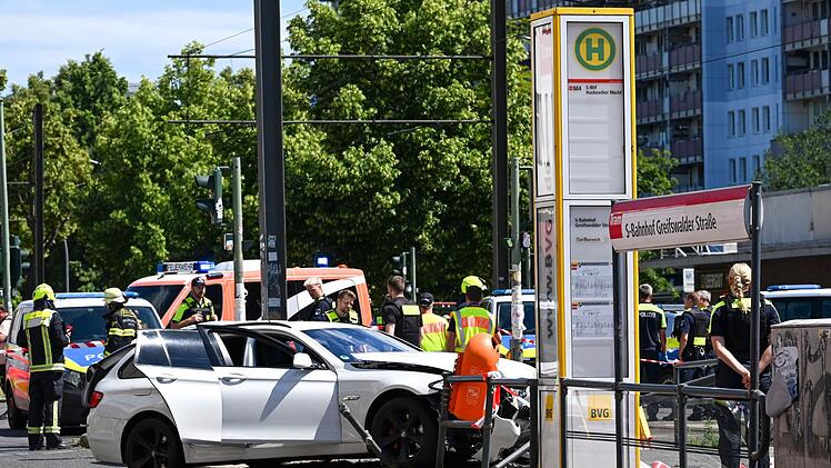 Schwerer Autounfall an Tramhaltestelle in Prenzlauer Berg