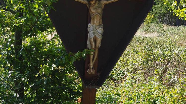 Das weiße Kreuz ist auch als "Köchles-Kreuz" bekannt. Es steht an der linken Straßenseite der Kreisstraße von Rothenkirchen nach Buchbach. Nachdem der Wald nun gerodet ist, ist es gut zu erkennen.