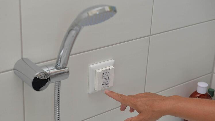 Im Bad gibt es eine Taste, die...