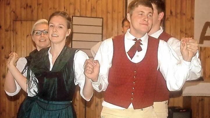 In Fechheim ist ein alter Brauch lebendiger denn je: Die Volkstanzgruppe der Landjugend - hier: Theresa Kunick und Chris Höhn - tanzt nach altüberlieferten Liedern und Musik. Fotos: Gabi Arnold
