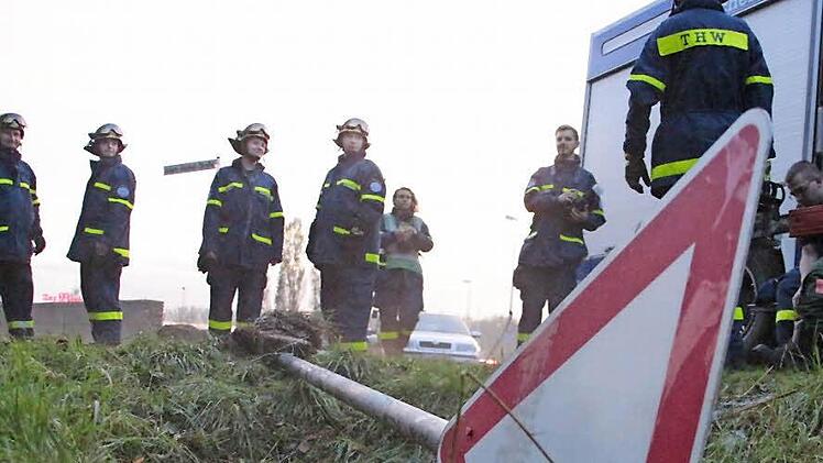 Die Helfer des THW machen sich ans Aufräumen. Straßenschilder waren umgerissen, Dächer abgedeckt.  Fotos: Josef Hofbauer
