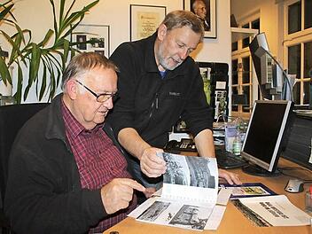 Sie sind ein Team: Martin Weber (links) und Siegfried Scheidig. Beide werden ihren historischen Bildband am Sonntag der Öffentlichkeit präsentieren.