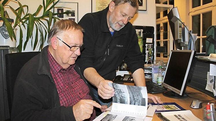 Sie sind ein Team: Martin Weber (links) und Siegfried Scheidig. Beide werden ihren historischen Bildband am Sonntag der Öffentlichkeit präsentieren.