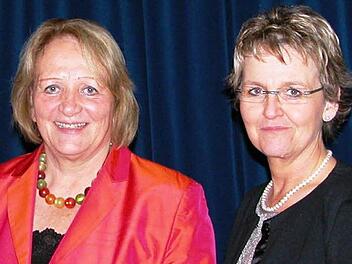 Die frühere Bundesjustizministerin Sabine Leutheusser-Schnarrenberger (links) war zu Gast beim Neujahrsempfang des Ortsrings Bad Kissingen des Deutschen Frauenrings. Frauenring-Vorsitzende Birgit Fischer (rechts) bedankte sich für den spannenden Vortrag. Foto: Reinshagen