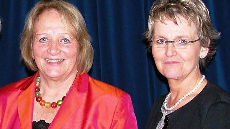 Die frühere Bundesjustizministerin Sabine Leutheusser-Schnarrenberger (links) war zu Gast beim Neujahrsempfang des Ortsrings Bad Kissingen des Deutschen Frauenrings. Frauenring-Vorsitzende Birgit Fischer (rechts) bedankte sich für den spannenden Vortrag. Foto: Reinshagen