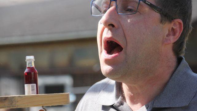 Gleich schnappt er zu, um das Likörfläschchen zwischen die Lippen zu nehmen.