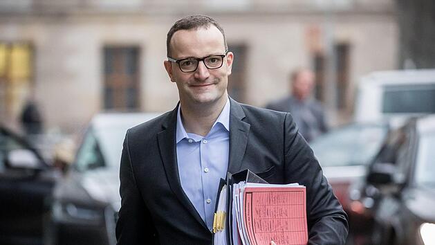 Jens Spahn fordert f&uuml;r die Zukunft, dass es nicht mehr solche Unterschiede zwischen Kassen- und Privatpatienten gibt.  Foto: Michael Kappeler/dpa