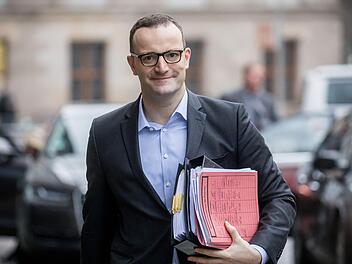 Jens Spahn fordert f&uuml;r die Zukunft, dass es nicht mehr solche Unterschiede zwischen Kassen- und Privatpatienten gibt.  Foto: Michael Kappeler/dpa
