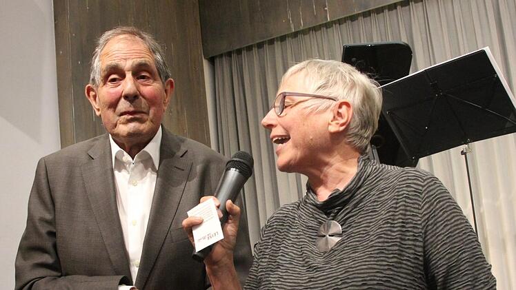 Oskar Ohler wurde von Irmgard Clausen zum Ehrenmitglied bei "Coburg liest" ernannt. Carolin Herrmann