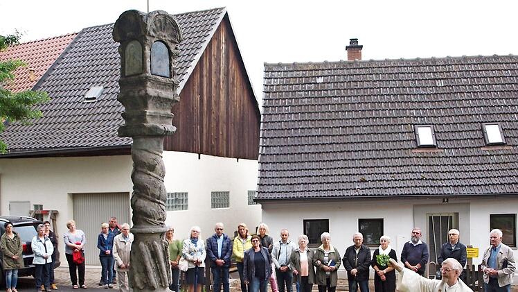 Stadtpfarrer Roland Neher segnete die etwa 300 Jahre alte Marter am Lindenplatz. Foto: Alfred Thieret