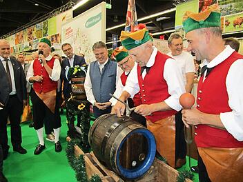 Die Kulmbacher Büttner zapfen bei der Preisverleihung in der Consumenta einen "Eisbock" an. Dahinter die beiden Landräte von Kulmbach und Bayreuth, Klaus Peter Söllner und Hermann Hübner. Foto: Privat