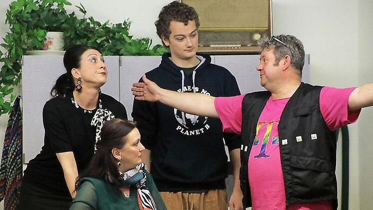 Turbulent geht es in der Komödie "Ehepaar Fuchs schult um" zu. Die Laienschauspieler zeigen ihr Können. Foto: Hermann Kirchner