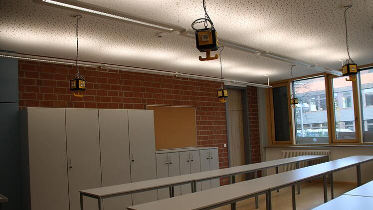 Hier lernen die Schüler Nähen. Bei Bedarf können die Steckdosen von der Decke herabgelassen werden. Die Nähmaschinen befinden sich in den Schränken. Foto: Ulrike Müller