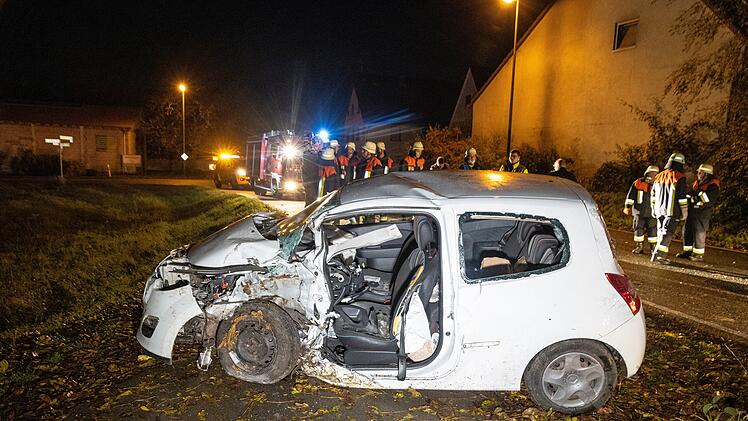 Auto prallt gegen Baum: Vier Menschen schwer verletzt
