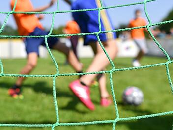 Kinder spielen Fußball