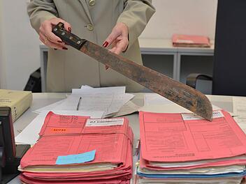 Auch mit dieser sicher gestellten Machete soll Peter F. seine damalige Lebensgefährtin verletzt und bedroht haben. Foto: Ronald Rinklef