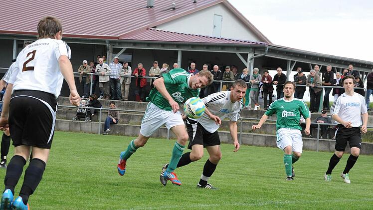 FC Strahlungen (weiße Trikots) - SV Riedenberg 0:3.
