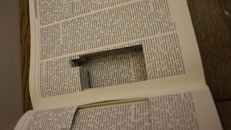 Darauf fällt kein Justizvollzugsbeamter mehr rein: Handyversteck in einem Buch.