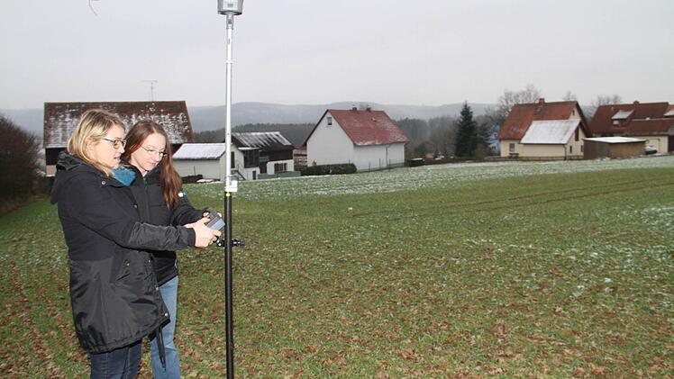 Kerstin Schmidt und Diana Imhof (Tiefbau) bei der Vermessung des Grundstücks Foto: Gerda Völk