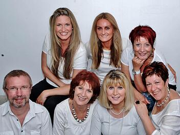 Die Sängerinnen der Gruppe "Voila" mit der Kissingerin Nicole Fischer (oben links) und Pianist Ralf Werner treten beim Benefizkonzert für die Garitzer Kindergärten auf. Foto: Voila