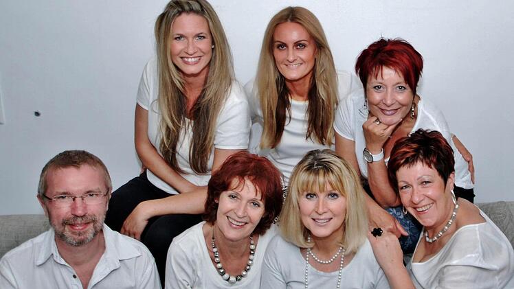 Die Sängerinnen der Gruppe "Voila" mit der Kissingerin Nicole Fischer (oben links) und Pianist Ralf Werner treten beim Benefizkonzert für die Garitzer Kindergärten auf. Foto: Voila