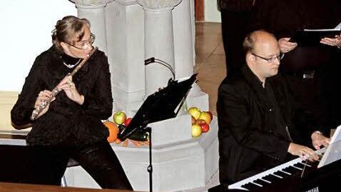 Sandra Schäfer-Küpferling (links) auf ihrer Querflöte und Christoph Methfessel auf seinem E-Piano zeigten ihre instrumentale Virtuosität.