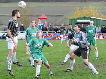 Kopfball gewonnen, Spiel und Tabellenführung verloren: Martin Kleinhenz (links) musste sich mit dem BSC Lauter dem FC Untererthal um Patrick Heilmann und Keeper Daniel Hammer beugen. Foto: ssp