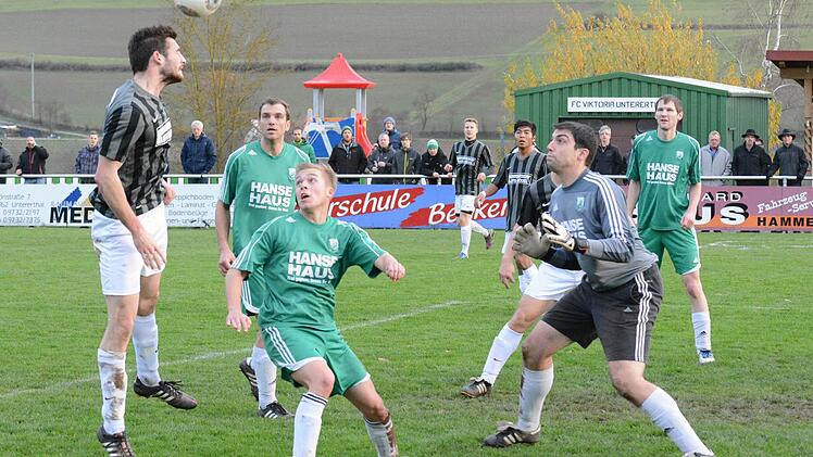 Kopfball gewonnen, Spiel und Tabellenführung verloren: Martin Kleinhenz (links) musste sich mit dem BSC Lauter dem FC Untererthal um Patrick Heilmann und Keeper Daniel Hammer beugen. Foto: ssp