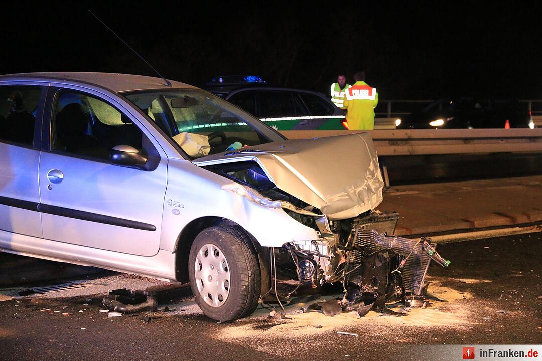 Autos kollidieren auf der A70 bei Hallstadt
