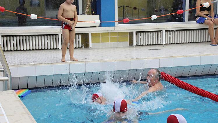 Schwimmkurs im Hallenbad Foto: Benedikt Borst