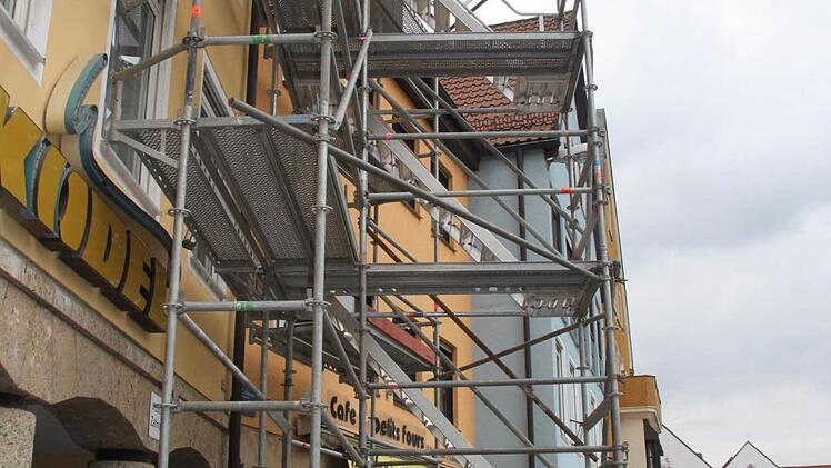 Ein Treppenturm dient für Anwohner als Fluchtweg.