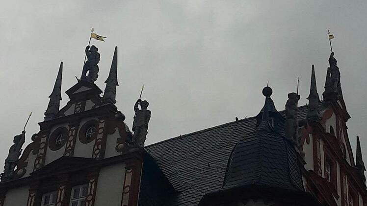 Am rechten Giebel befindet sich die Ritterfigur, deren Fahne nach unten stürzte. Foto: Coburger Tageblatt